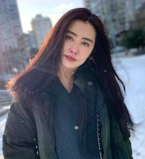 “山寨版王祖贤”：只有17岁，街头卖鱼走红，赚钱补贴家用-大大鹏源码网